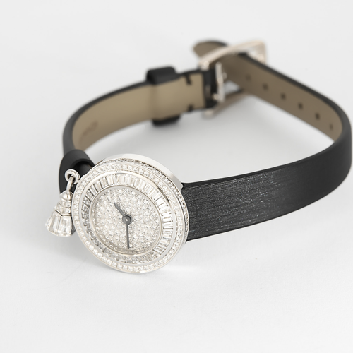 VAN CLEEF & ARPELS - Montre en or blanc et diamants à boitier rond et mouvement quartz