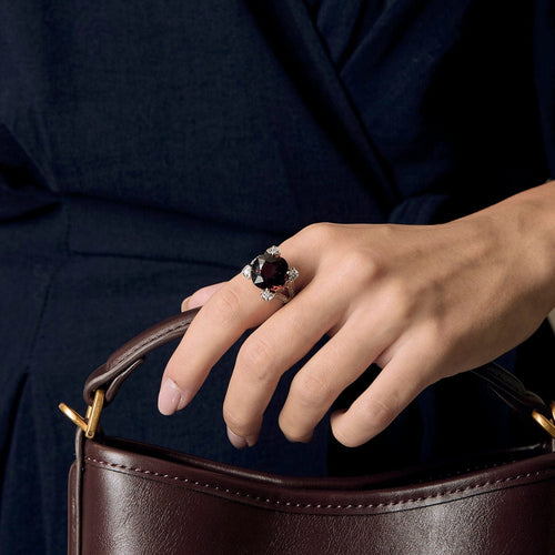 Bague 54 Importante bague en or gris, grenat de type almandin et diamants 58 Facettes DV0671-28-54-3