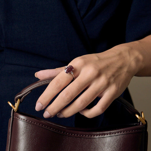 Bague 52 Bague en or gris, rubis et diamants 58 Facettes DV0671-27-52-1