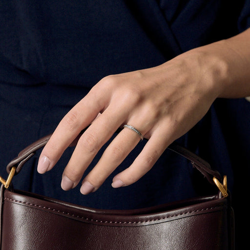 Bague 55 BOUCHERON - QUATRE FOLLIES - Alliance américaine en platine et diamants 58 Facettes DV14745-1-DV0882-1