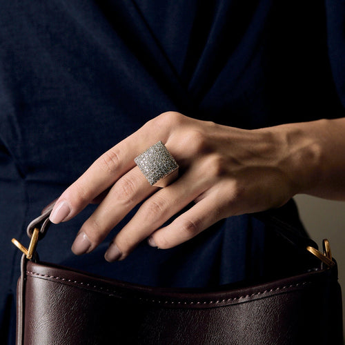 Bague 50 Bague moderniste en or gris et pavage diamants 58 Facettes DV6568-2