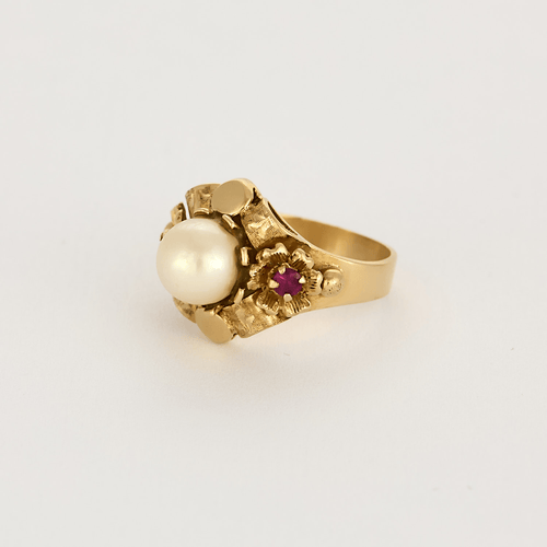 Bague 48 Bague en or jaune, perle de culture blanche et rubis de synthèse 58 Facettes DV7496-1