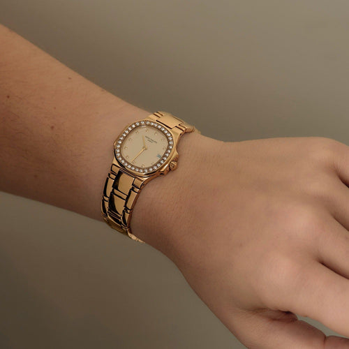 Montre PATEK PHIIPPE - Lady Nautilus - Montre de dame en or jaune et diamants 58 Facettes DV17159-6