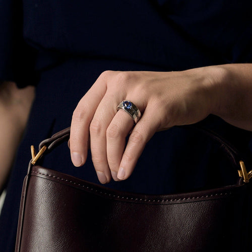 52 Bague jonc en or gris, saphir et diamants 58 Facettes DV0541-10-52-2