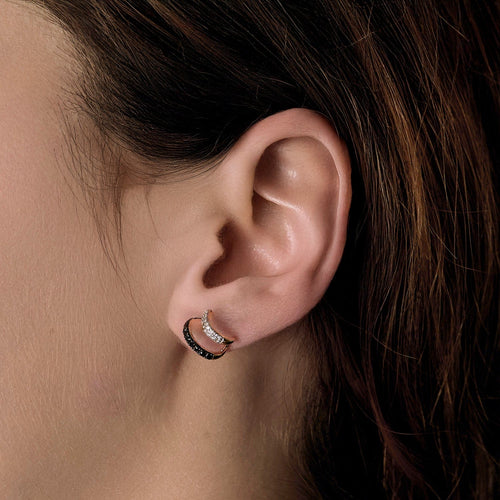 Boucles d'oreilles Paire de Boucles d'oreilles en or jaune diamants noirs et diamants blancs 58 Facettes DV16015-1