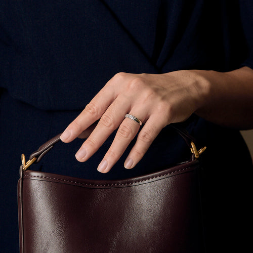 Alliance en or gris et diamants