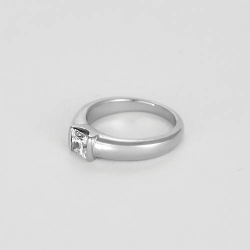 Solitaire sormus valkokultaa ja princess-timantti