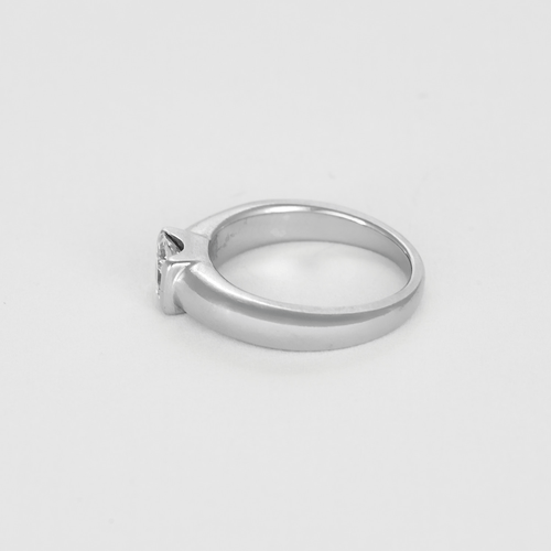 Solitaire sormus valkokultaa ja princess-timantti