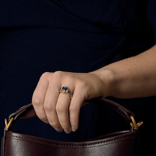 Modernistinen sormus kullasta, timanteista ja safiirista