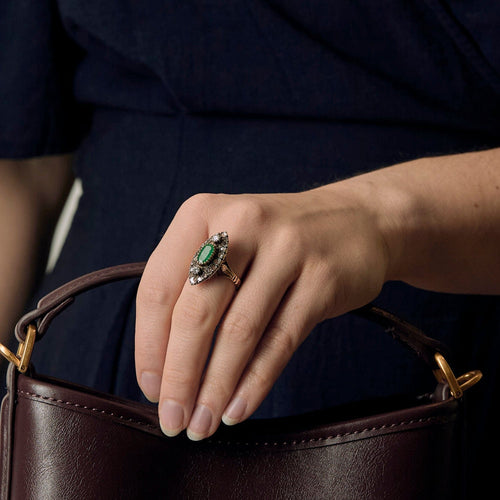 Bague 55 Bague marquise en or jaune, argent, diamants et émeraude 58 Facettes DV21134-2