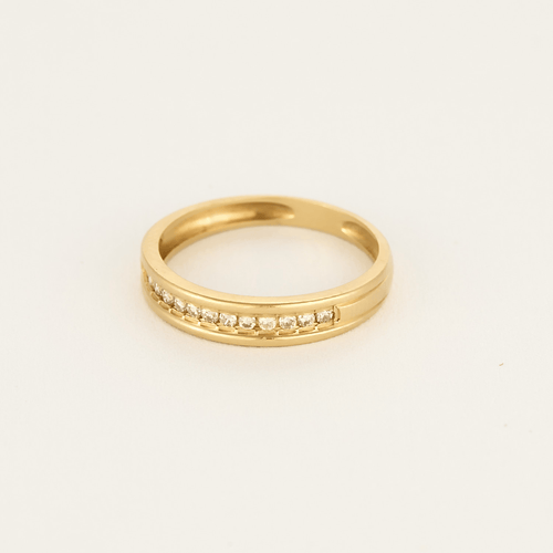 Jemný prsten z žlutého zlata s diamanty