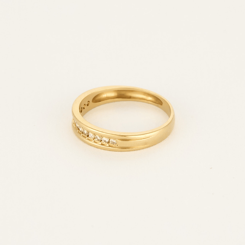 Jemný prsten z žlutého zlata s diamanty