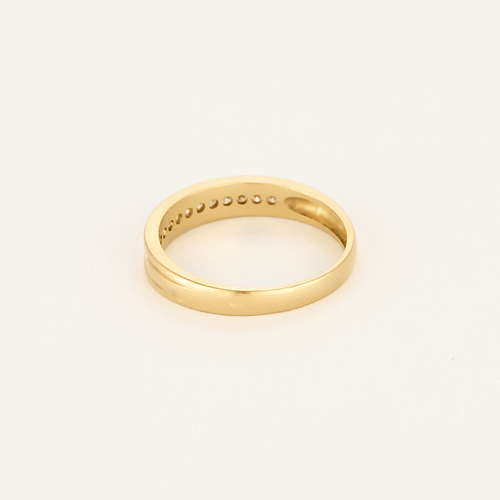 Jemný prsten z žlutého zlata s diamanty