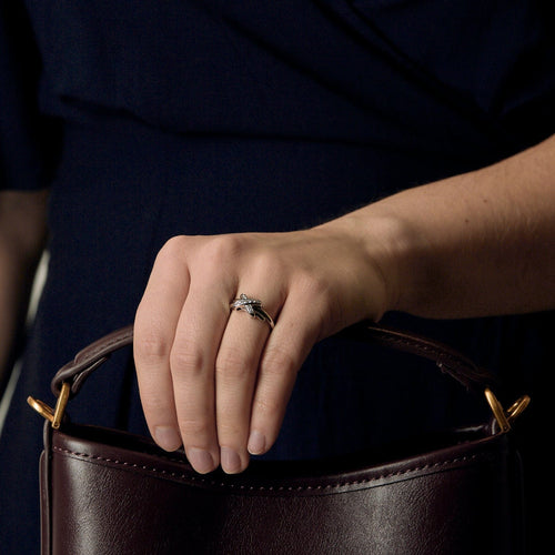 Bague 53 CHAUMET - Lien croisés - Bague or blanc et diamants 58 Facettes DV22110-1