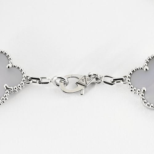 Van Cleef & Arpels -Vintage Alhambra 10 Motive - Halskette aus Weißgold und Chalzedon