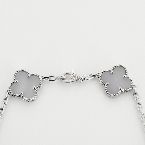 Van Cleef & Arpels -Vintage Alhambra 10 Motive - Halskette aus Weißgold und Chalzedon