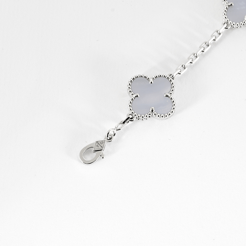 Van Cleef &Arpels -Vintage Alhambra- Rannekoru valkokullasta ja kalsedonista