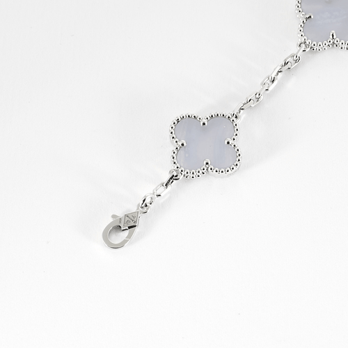 Van Cleef &Arpels -Vintage Alhambra- Rannekoru valkokullasta ja kalsedonista