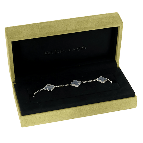 Van Cleef &Arpels -Vintage Alhambra- Rannekoru valkokullasta ja kalsedonista