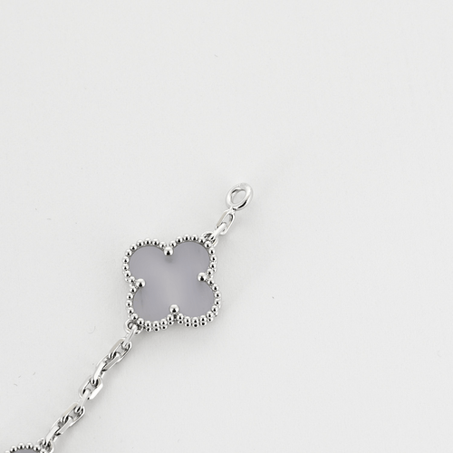 Van Cleef &Arpels -Vintage Alhambra- Rannekoru valkokullasta ja kalsedonista