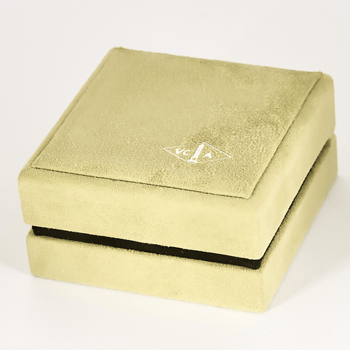 Van Cleef & Arpels Sweet Alhambra Ohrstecker aus Weißgold und weißem Perlmutt