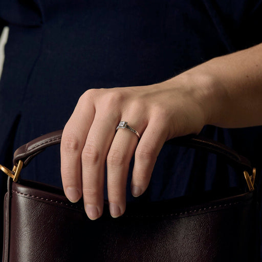 Beyaz altın ve pırlantalı Tektaş yüzük