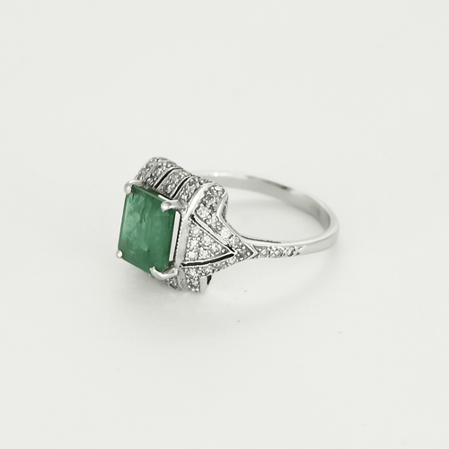 Пръстен от бяло злато, изумруд и диаманти