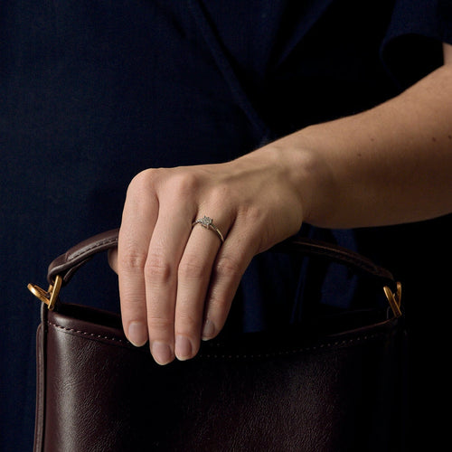 Prsten z bílého zlata a diamantů, iluzorní osazení