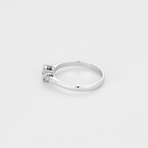 Prsten z bílého zlata a diamantů, iluzorní osazení