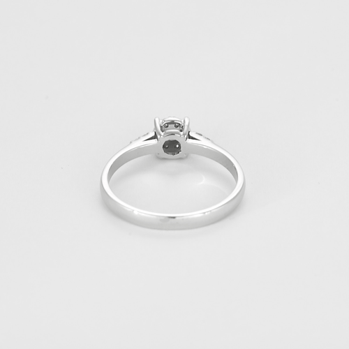 Prsten z bílého zlata a diamantů, iluzorní osazení