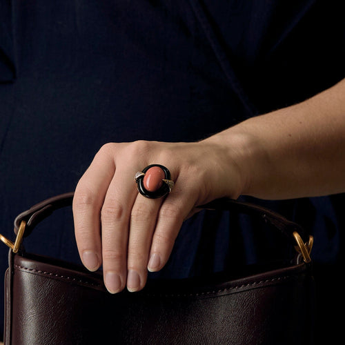 Sarı altın, mercan ve oniks kokteyl yüzüğü