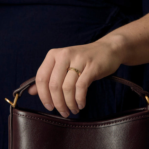 LOVE - Snubní prsten ve žlutém zlatě. Malý model.