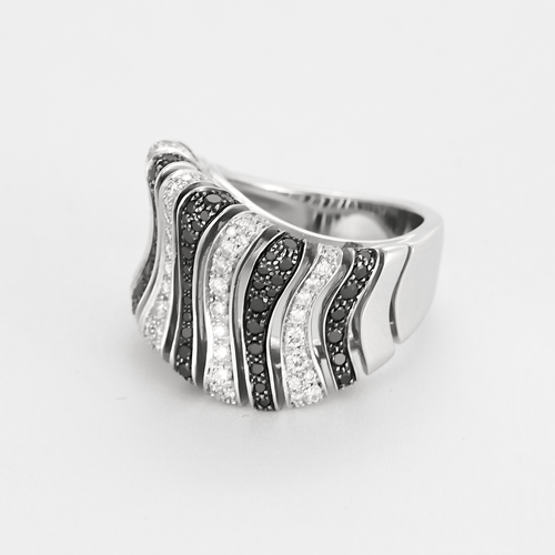 Modernist ring in white gold with black and white diamonds