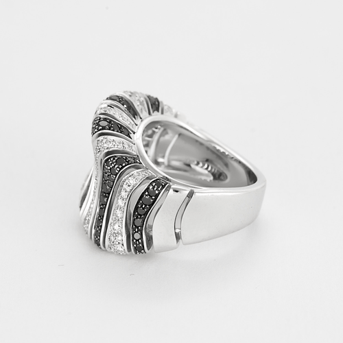 Modernist ring in white gold with black and white diamonds