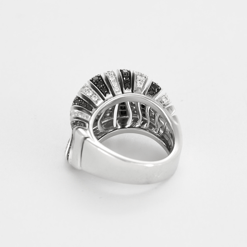 Modernist ring in white gold with black and white diamonds