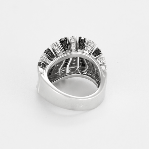 Modernist ring in white gold with black and white diamonds