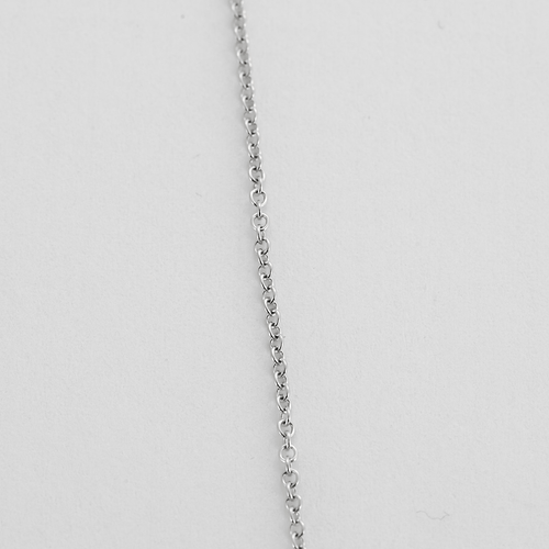 灰金项链和钻石心形吊坠