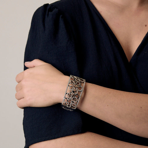 Bracelet Important Bracelet Camélia en or gris diamants blancs et diamants noirs 58 Facettes DDV21423-1