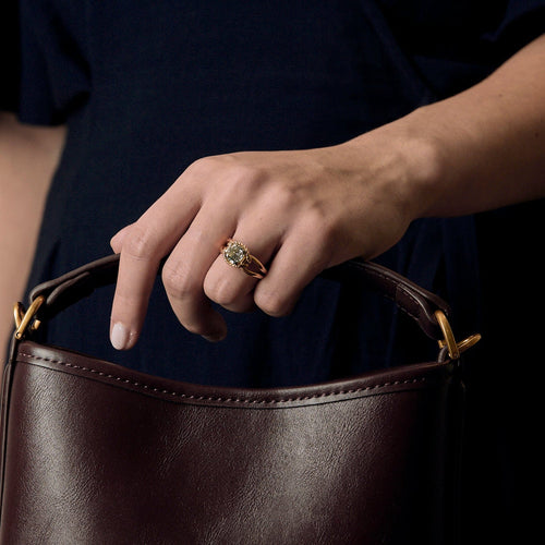 Keltakultainen sormus Solitaire ja timantti