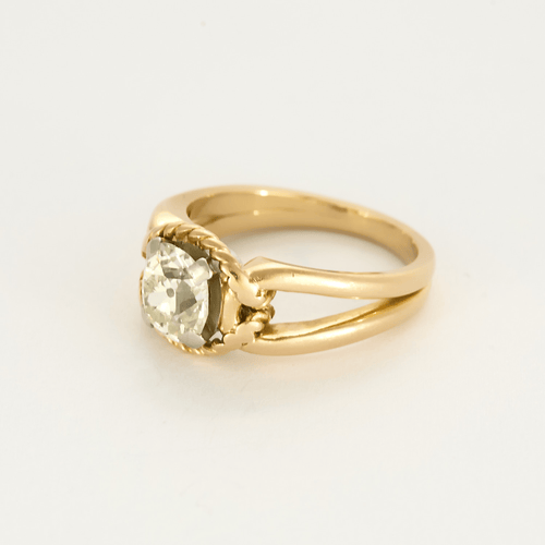 Keltakultainen sormus Solitaire ja timantti