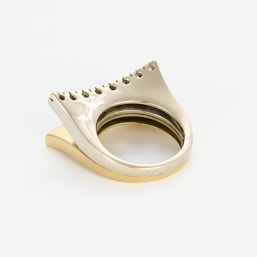 Modernistinen kaksisävyinen kultasormus ja timantteja