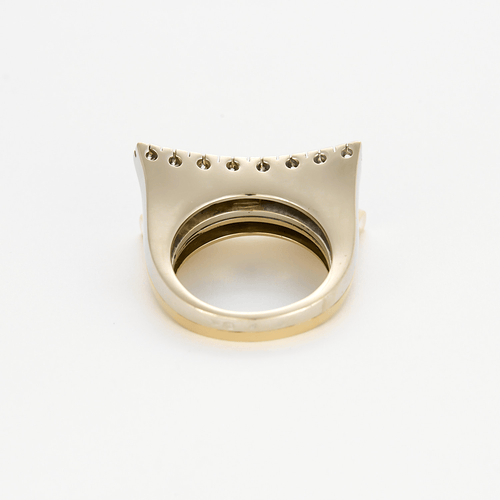 Modernistinen kaksisävyinen kultasormus ja timantteja