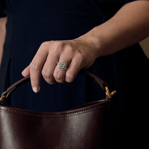 Ring i vitt guld och diamanter, illusioninfattning