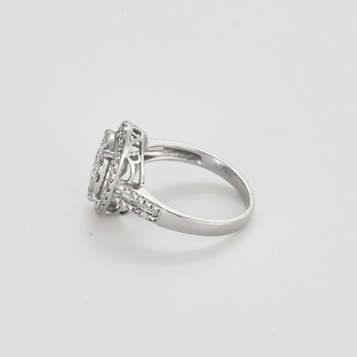 Ring i vitt guld och diamanter, illusioninfattning