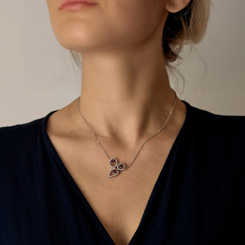 Collier Collier en or gris, diamants et rubis 58 Facettes DV24528-2