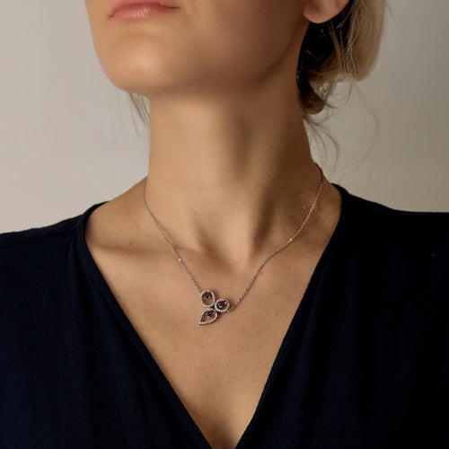 Halskæde i gråt guld, diamanter og rubiner