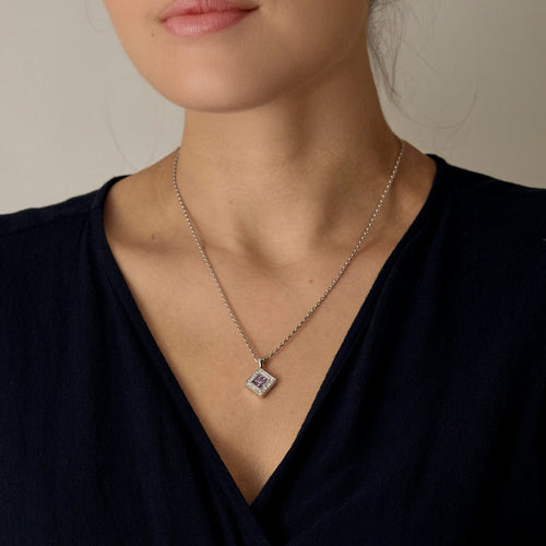 Řetízek a přívěsek z bílého zlata, růžové safíry a diamanty