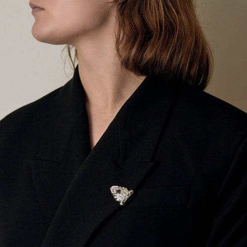 Kopča Art Deco u Platinum, sivo zlato, dijamanti i safir