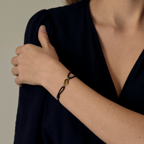 DINH VAN - Sluiting - Armband Menotte R8 in geelgoud. Zwart koord.