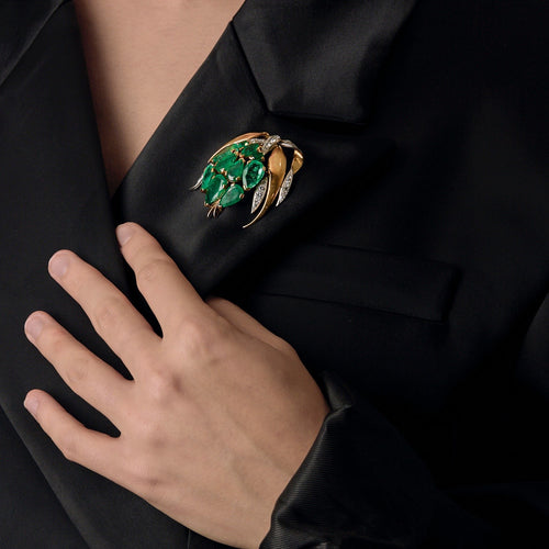 Suzanne Belperron - Rare Broche en or jaune diamants et émeraudes